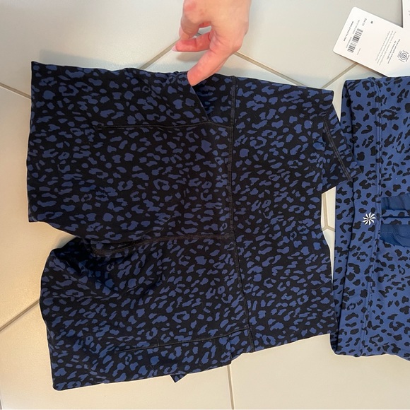 Athleta NWT Set Salutation Stash Pocket II 7/8 M Bra S Legging Black Blue Animal - Picture 2 of 7